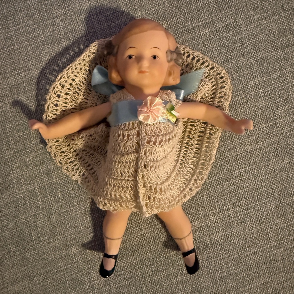 Jeannie Di Mauro Porcelain Doll Limited Edition 0948/2000 Signed Crochet Dress
